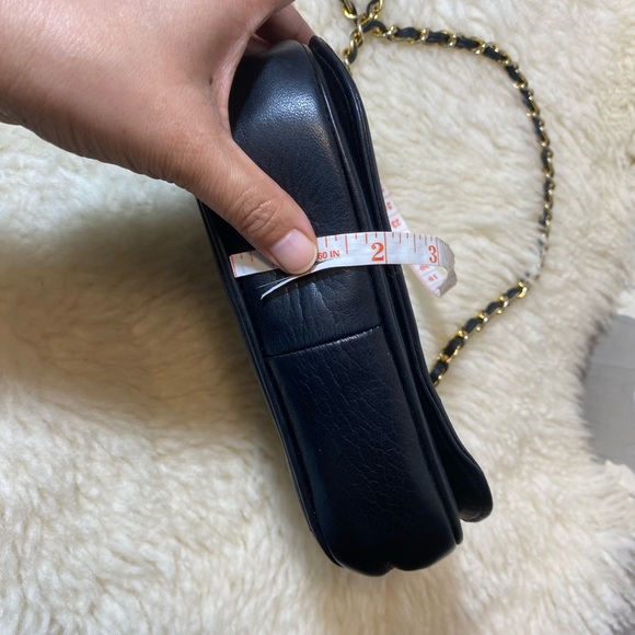 Chanel mini bag the flap in front is deformed that’s the main big flaw authentic - Picture 4 of 14